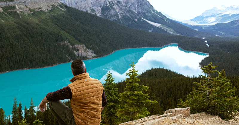 Hombre admirando lago en Canadá