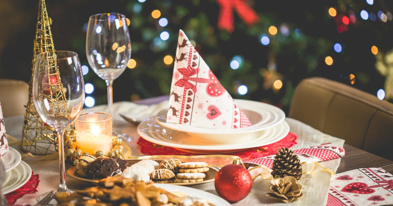 Mesa decorada por celebración Navidad