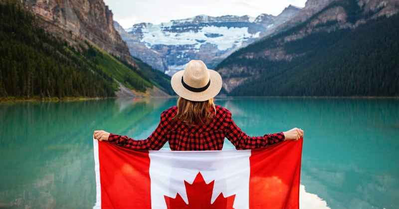 Mujer sosteniendo bandera de Canadá